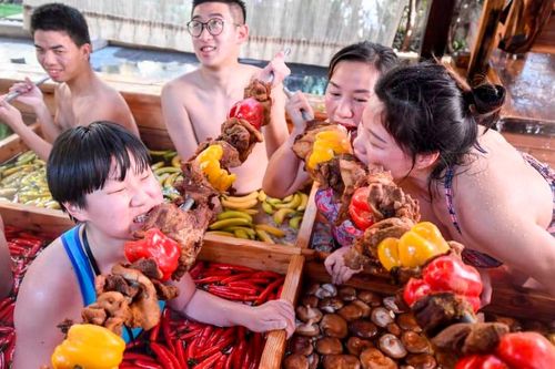 Tắm nước nóng kiểu 'lẩu người' hút khách ở Trung Quốc