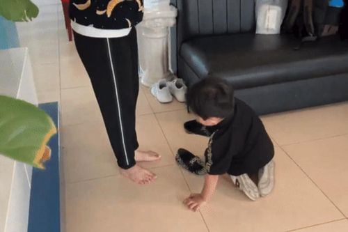 Con trai Khánh Thi 3 tuổi thể hiện 'bản lĩnh đàn ông' khiến dân tình phát sốt