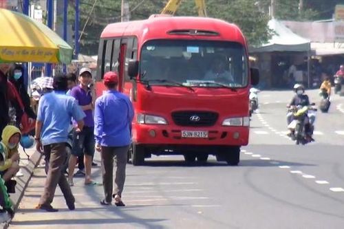 Khổ như đi lại dịp Tết: Loạn xe 'dù', bến 'cóc'