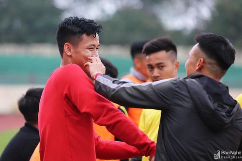 Quế Ngọc Hải bị cầu thủ SLNA trêu ghẹo ngày chia tay sân Vinh
