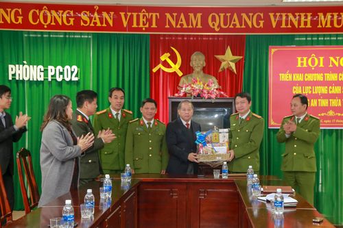 Chủ tịch UBND thăm và chúc Tết chiến sĩ, công an tỉnh Thừa Thiên Huế