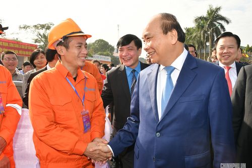 Thủ tướng trao quà Tết cho công nhân nghèo