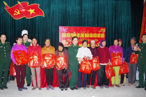 BĐBP Thái Bình tặng quà cho người nghèo nhân dịp Tết Nguyên đán Kỷ Hợi