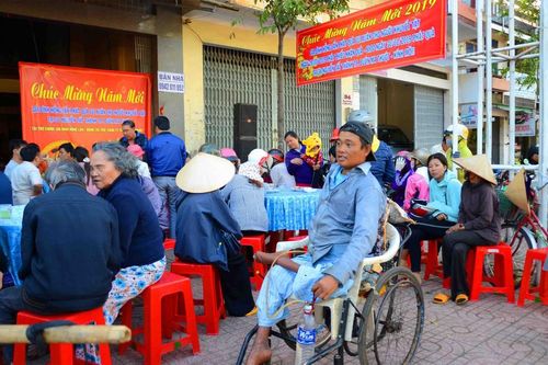 Tết vui cho người khuyết tật và neo đơn