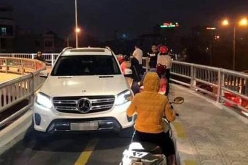 Tước bằng lái tài xế xe Mercedes chạy ngược chiều vào làn xe máy