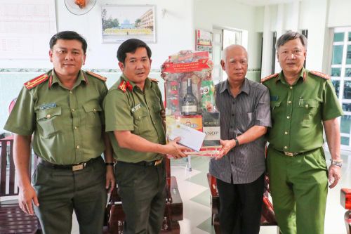 Công an Cần Thơ thăm và tặng quà cho các vị Linh mục nhân dịp Tết