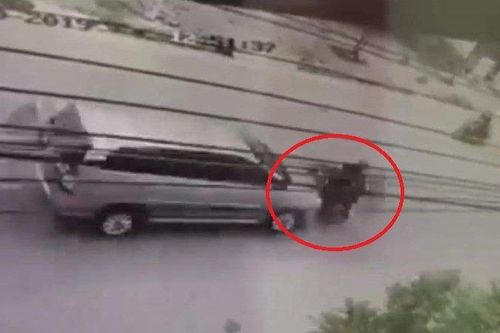 Clip: Xe máy phóng bạt mạng, tông trực diện ô tô thảm khốc