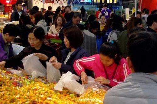 Người Hà Nội đổ đi sắm Tết, siêu thị đông 'nghẹt thở' những ngày cuối năm