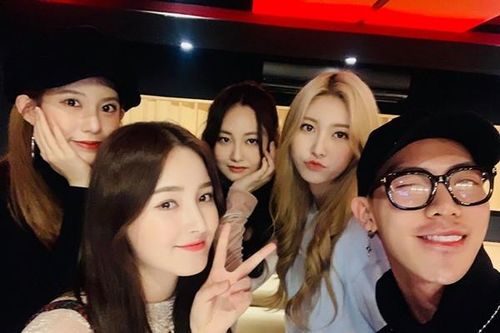 Nhóm nhạc Hàn Quốc Momoland về cùng nhà với Erik tại Việt Nam