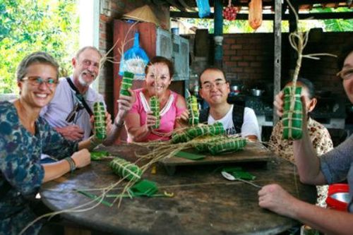 Khách Tây kể chuyện lần đầu ăn Tết Việt