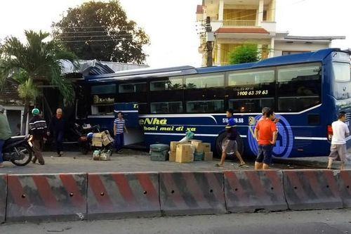 Hàng chục người thoát chết khi xe khách lao vào nhà dân