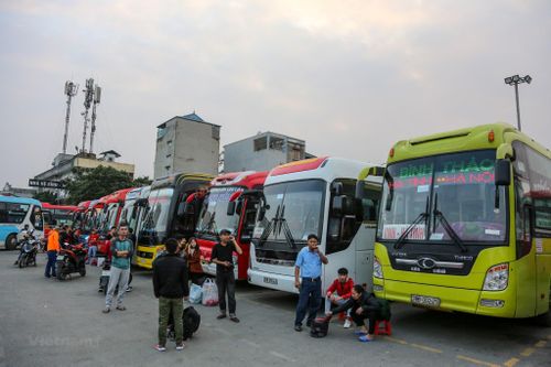 Bến xe khách vắng vẻ trong ngày đi làm cuối cùng của năm