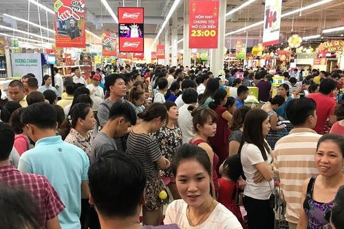 Người Sài Gòn chen chân ở siêu thị ngày đầu nghỉ Tết