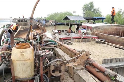 Liều lĩnh nhảy sông tẩu thoát khi bị truy đuổi khai thác cát trái phép