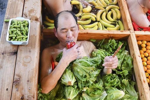 Quần jean đóng băng và bồn tắm 'lẩu người' vào top ảnh tuần