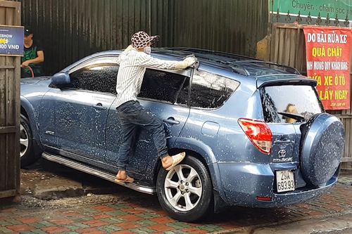 Kiếm hàng chục triệu rửa xe những ngày giáp Tết