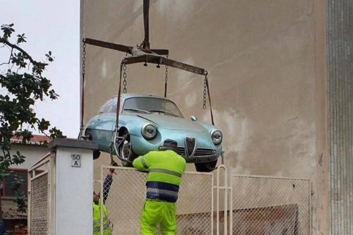 Chiếc Alfa Romeo hàng hiếm bị bỏ hoang 35 năm dưới tầng hầm