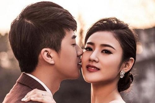 Chết lặng thấy vợ sắp cưới vồ vập với bồ, còn chê mình 'đụt'