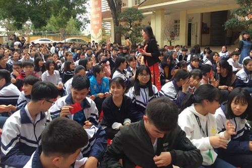 Cô hiệu trưởng 'trường người ta' chơi lớn lì xì học sinh toàn trường khiến dân mạng phát hờn