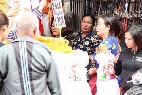 Hà Nội: Quần áo bán lỗ bán tháo trước Tết, nghìn người chen lấn nhau mua bằng được