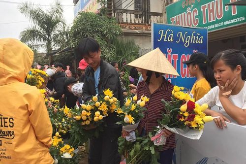 Hoa quả, rau xanh đắt khách trong phiên chợ cuối cùng của năm