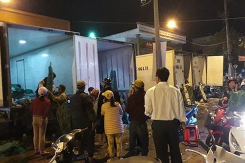 Tối 29 Tết thương lái bán hoa rẻ như cho, chịu lỗ để kịp về quê