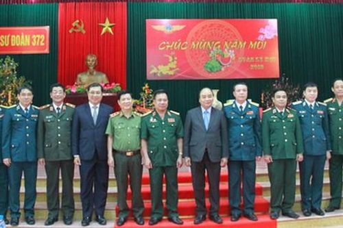 Thủ tướng kiểm tra công tác sẵn sàng chiến đấu của bộ đội không quân chiều 30 Tết