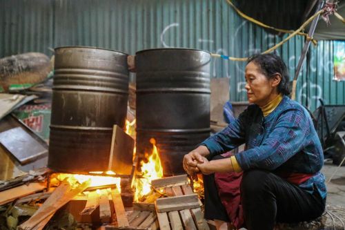 Người dân Hà Nội thức xuyên đêm luộc bánh chưng ở vỉa hè