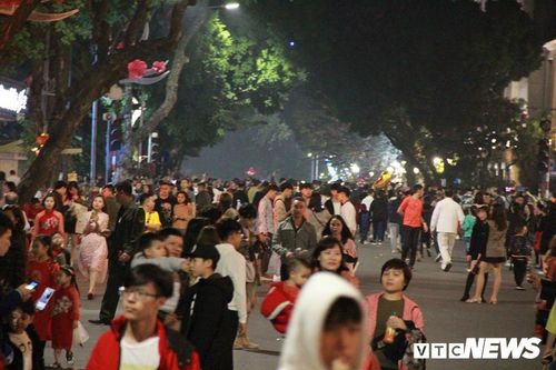 Người dân cả nước đổ về điểm bắn pháo hoa đón giao thừa Tết Kỷ Hợi 2019