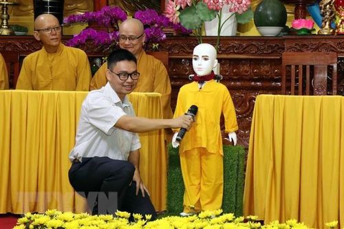 Robot 'chú tiểu Giác Ngộ 4.0' xuất hiện ở Việt Nam