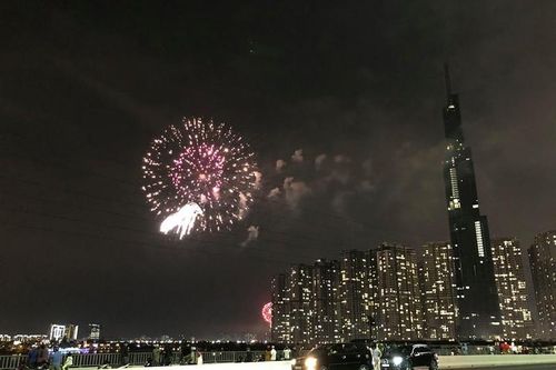 Rộn ràng pháo hoa chào mừng năm mới 2019 trên khắp cả nước