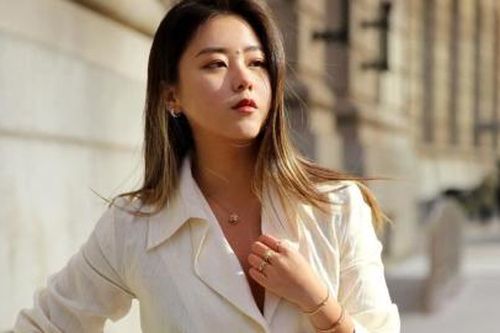 Bí quyết giúp bạn đi chúc Tết cả ngày không lo lớp trang điểm phai màu