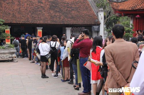 Hàng nghìn người đổ về Văn Miếu, xếp hàng dài xin chữ ngày đầu năm Kỷ Hợi