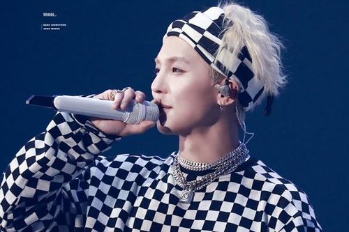 Mino ném áo xuống dưới sân khấu và đây là cách chia sẻ hàng hot vô cùng 'bá đạo' của fan