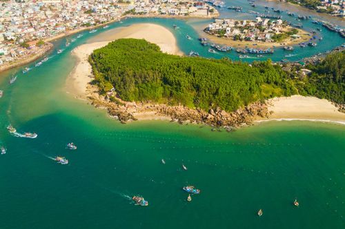 Hàng trăm tàu thuyền 'khoác áo mới' rực rỡ ra khơi đầu năm