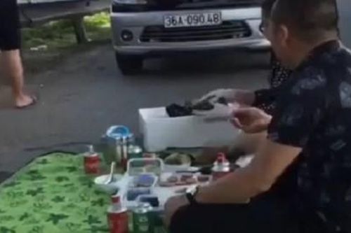 Cận cảnh gia đình ngồi ăn uống trên đường cao tốc đang gây xôn xao