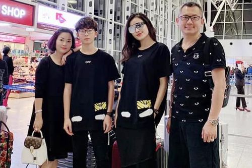 Á hậu Huyền My cùng em trai mặc đồ đôi xuất ngoại đầu năm