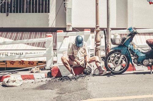 Việc tốt đầu năm Kỷ Hợi 2019: Cụ ông đắp từng miếng nhựa đường vì sợ người qua lại gặp nguy hiểm