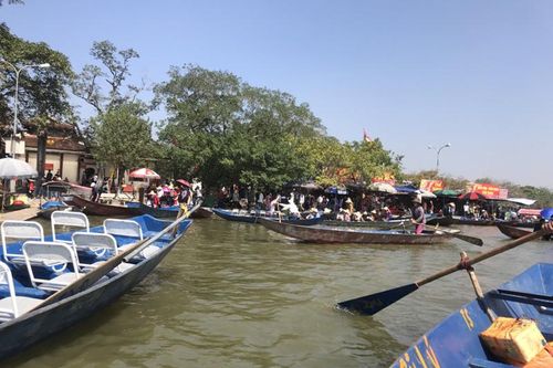 Lượng khách trẩy hội Chùa Hương tăng đột biến trong 3 ngày Tết