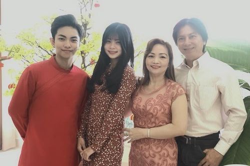 'Lộ' nhan sắc trẻ đẹp khó tin của mẹ chồng Khánh Thi trong bộ ảnh Tết
