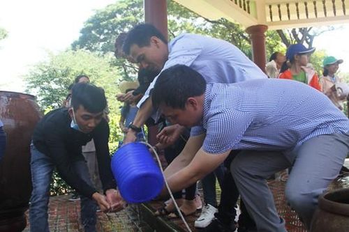 Hàng trăm người lấy nước giếng thiêng cầu may năm mới