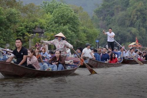 Cảnh thuyền đò ngược xuôi đưa du khách đi làm lễ ở chùa Hương