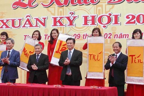 Khai bút xuân Kỷ Hợi tại đền thờ nhà hiền triết Chu Văn An