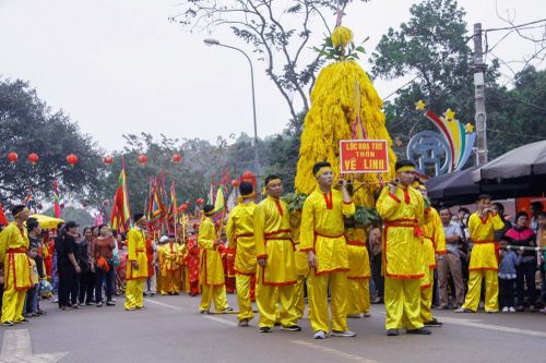 Nhét lộc hoa tre vào bao tải thoát khỏi vòng vây tại hội Gióng