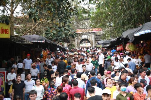 Biển người trẩy hội chùa Hương