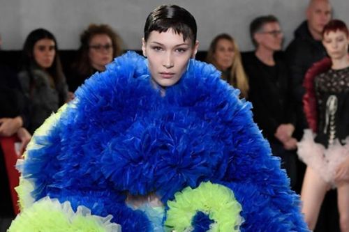 Bella Hadid đẹp lạnh lùng trong đầm hoa khổng lồ tại New York Fashion Week