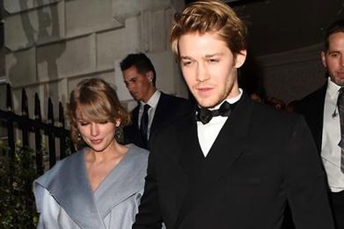 Bỏ Grammy, Taylor Swift tình tứ bên bạn trai tại giải Oscar Anh