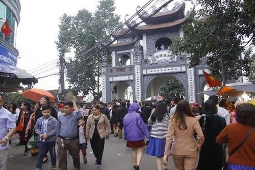 Ngày đi làm đầu năm, dân công sở ùn ùn đi lễ Phủ Tây Hồ