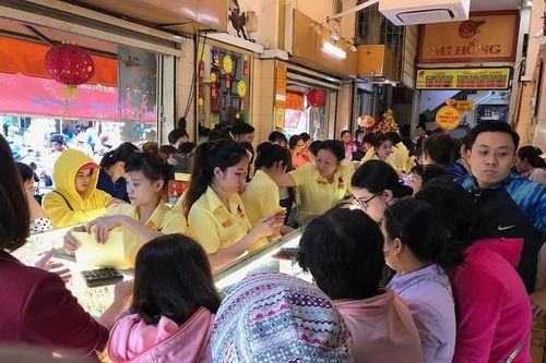 Vàng tăng giá trước ngày Thần tài, khách vẫn chen chúc mua sớm cầu may