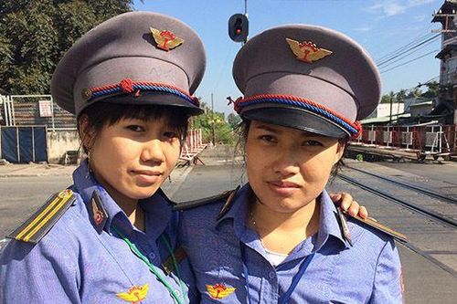 Hai nữ nhân viên gác chắn cứu sống cụ bà trước đầu tàu hỏa